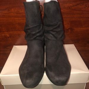 Indigo Rd black suede like bootie. Sz.6